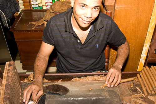 多米尼加工人卷制雪茄