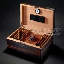 手表的奢侈雪茄箱：檀木和碳雪茄盒装饰的Fuente的富恩特OpusX环搭配Hublot的标志。