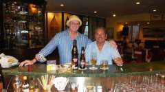 戈德曼和岳父瓦伦丁在哈瓦那高希霸酒店抽雪茄
