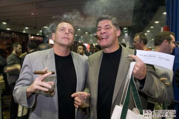 吉姆贝克尔和吉姆特里炫耀他们的礼品并享受优质雪茄