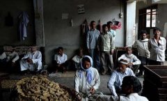 印度比迪烟工人已经生活困难