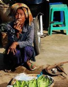 缅甸吸雪茄的女性
