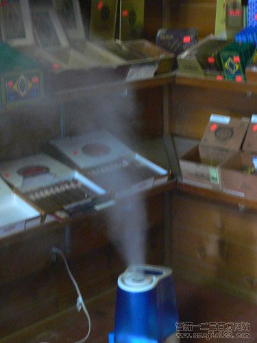 现代雪茄小屋，昏暗温文湿润。雪茄不可以放在枯燥的当地，室内一定要开加湿器。