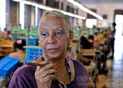 古巴雪茄厂朗诵者为工人作业添趣味