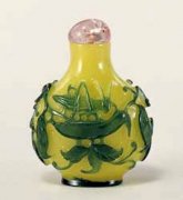 黄地套绿玻璃蝈蝈图鼻烟壶