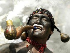 玻利维亚狂欢节上的大烟斗