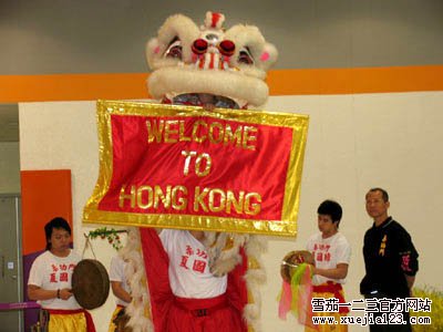 香港亚洲烟草博览会:展会上的舞狮表演