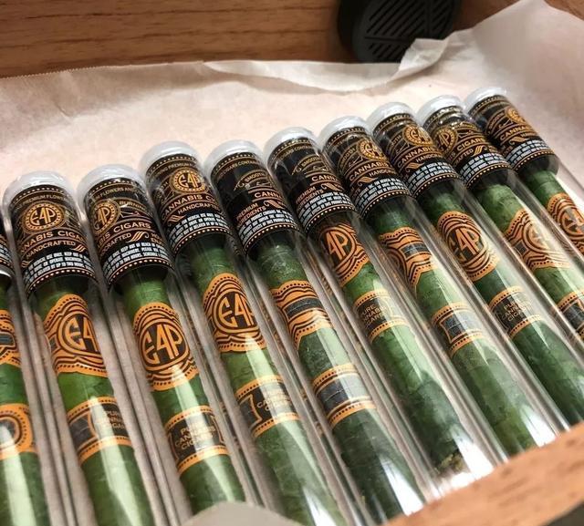 注意这不是雪茄,而是裹着雪茄烟叶的大麻