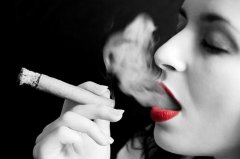 雪茄在女人指尖别有一番风韵